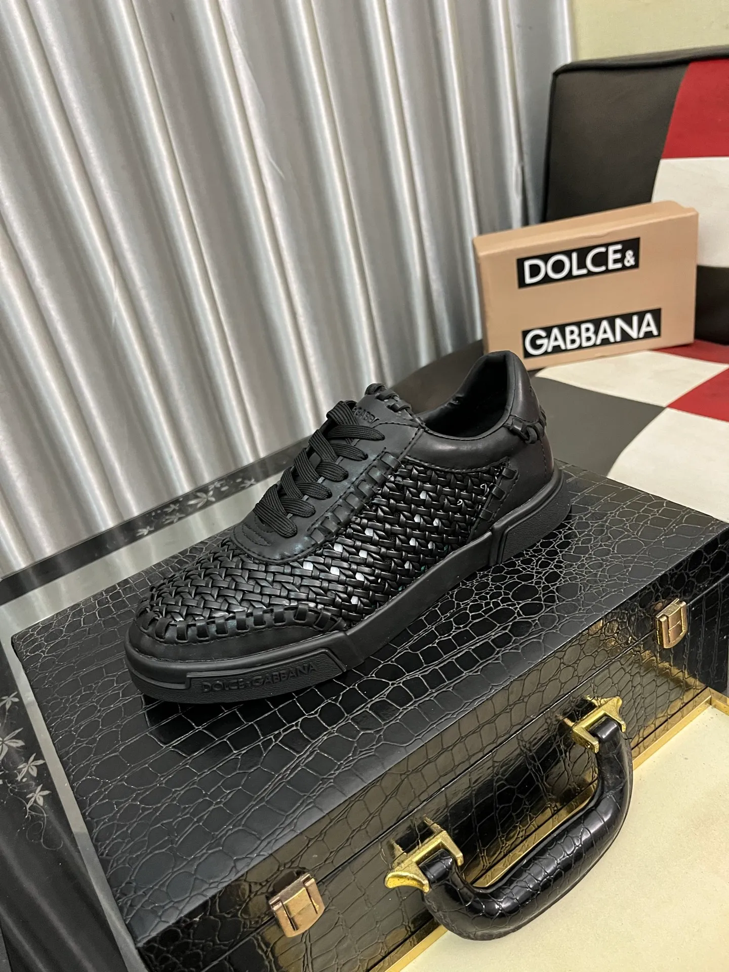 Men's shoes 💰458⌚️⌚️DG's latest popular casual shoes 🔥🔥, the tongue has the brand's iconic details, and the combination of silk cowhide and cow suede enhances the style. Fashionable and versatile, it can complement any look. Create an exquisite design with unique dynamic vitality and modern atmosphere, showing modern elegance. Size: 38-463️⃣Colors available
